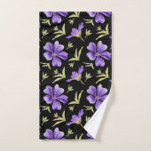 Elegant Purple Flowers Pattern with Green Accents Bad Handdoek (Handdoek)