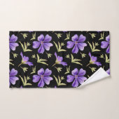 Elegant Purple Flowers Pattern with Green Accents Bad Handdoek (Handdoek)