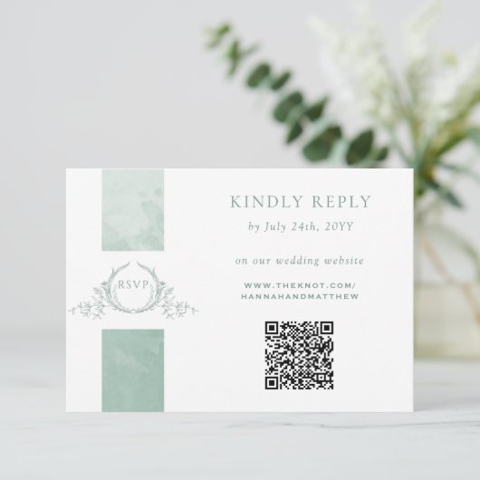 Elegant QR-code RSVP Bleek groen monogram huwelijk (Staand voorkant)