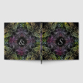 Elegant Rainbow Scrollwork Script op zwart Gastenboek (Volledig)