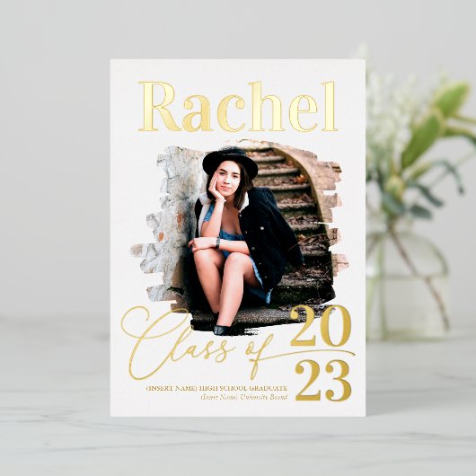 Elegant Real Gold Typografie Class of Afstuderen Folie Uitnodiging (Staand Voorkant)