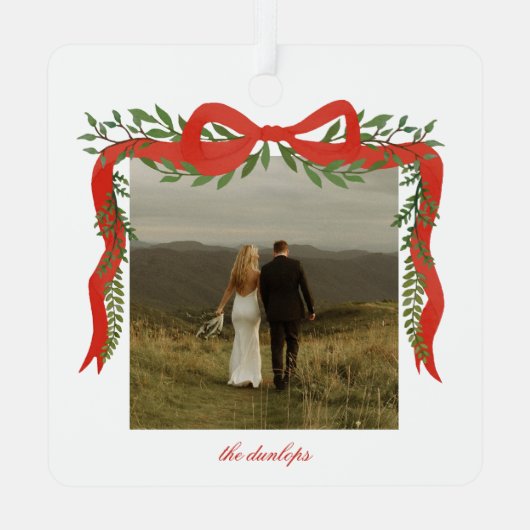 Elegant Red Bow with Greenery Photo Christmas Metalen Ornament (Achterkant)