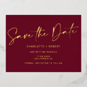 Elegant red bruiloft bewaart het datumscript goud folie uitnodiging briefkaart (Voorkant)