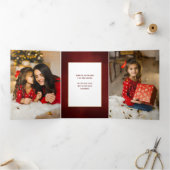 Elegant Red en Gold Botanical Holiday Foto Drieluik Kaart (Binnen)