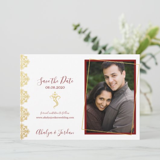 Elegant Red & Gold Ganesha & Mehndi Sparen de Datu Save The Date (Staand voorkant)