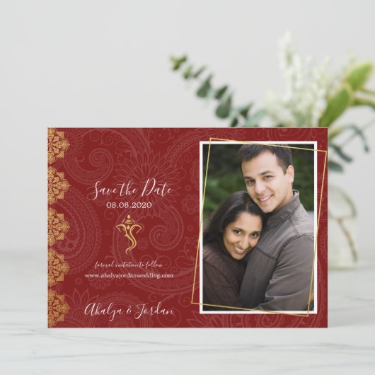 Elegant Red & Gold Ganesha & Mehndi Sparen de Datu Save The Date (Staand voorkant)
