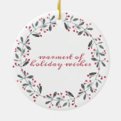 Elegant Red & Green Holly Wreater Kerstmis Keramisch Ornament (Achterkant)