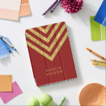 Elegant Red Name Faux Gold Chevron Pattern iPad Pro Cover<br><div class="desc">Elegant red iPad pro cover met faux goudchevron patroon dat je met jouw naam kunt personaliseren. Geweldig als cadeautjes voor familie en vrienden of voor jezelf. Pas het aan door de placeholder tekst te vervangen. Klik op de knop "Aanpassen" voor meer opties zoals het wijzigen van het lettertype en de...</div>