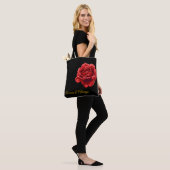 Elegant Red Rose Design – Stijlvolle bloemen op ma Tote Bag (Op model)