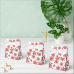 Elegant Red Snowflake Pattern op White Kerstmis Bedankdoosjes<br><div class="desc">Op deze elegante cadeaudoos is een patroon van decoratieve rode sneeuwvlokken op een witte achtergrond gedrukt. Een dubbele omlijste ovalen banner houdt uw aangepaste tekst in overeenstemmend goud en rood op de rug. Laat het zeggen wat je wilt. Deze tas is elegant genoeg voor bruiloften, vakantiegeschenken of om het even...</div>