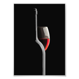 Elegant Red Wine Glass & Bottle. Black Background Foto Afdruk