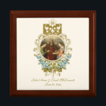 Elegant Religieuze Katholieke Mary Joseph Wedding Cadeaudoosje<br><div class="desc">Dit is een mooie traditionele katholieke kerkfoto van de Maagd Mary en Sint-Joseph op hun huwelijksdag, ingebouwd in een gouden bloem lijst. De binnenkant heeft een elegant goudkruisbeeld met trouwringen die zijn overgelegd op blauwe vergeet-me-nots. Alle tekst en doopvonten kunnen worden gewijzigd om de gelegenheid en de ontvanger aan te...</div>