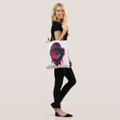 Elegant Roamer: De Wolf in het rood Tote Bag (Op model)