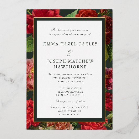 Elegant rode roos op groene  klassieke bruiloft folie uitnodiging (Voorkant)