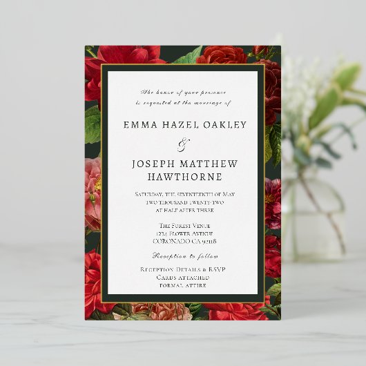 Elegant rode roos op groene  klassieke bruiloft folie uitnodiging (Staand Voorkant)