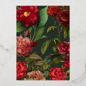 Elegant rode roos op groene  klassieke bruiloft folie uitnodiging (Achterkant)