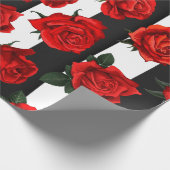 Elegant rode rozen op zwarte en witte strepen Cadeaupapier (Hoek)