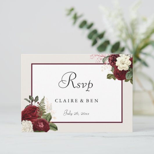 Elegant Romantic Burgundy Red Flowers Weddenschap RSVP Kaartje (Staand voorkant)