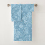 Elegant Romantic Chic Floral Damask-Pastel Blue Bad Handdoek<br><div class="desc">Elegant  geïnspireerd bloemdemasontwerp met chic monochrome licht-op-donkerpastelblauwe bloemen,  bladrolls en kronkelige ribben. Dit patroon is naadloos en kan omhoog of omlaag worden geschraapt.</div>