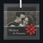 Elegant Romantic Custom Photo Red Ribbon Glas Ornament<br><div class="desc">Klassieke kerstversiering van zwart-wit glas om je te personaliseren met je eigen foto en tekst aan de voorkant.</div>