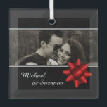 Elegant Romantic Custom Photo Red Ribbon Glas Ornament<br><div class="desc">Klassieke kerstversiering van zwart-wit glas om je te personaliseren met je eigen foto en tekst aan de voorkant.</div>