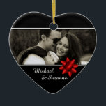 Elegant Romantic Custom Photo Red Ribbon Keramisch Ornament<br><div class="desc">Klassieke zwarte en witte hartvormige acrylkerstversiering om je aan te passen met je eigen foto en tekst aan de voorkant en tekst aan de achterkant.</div>