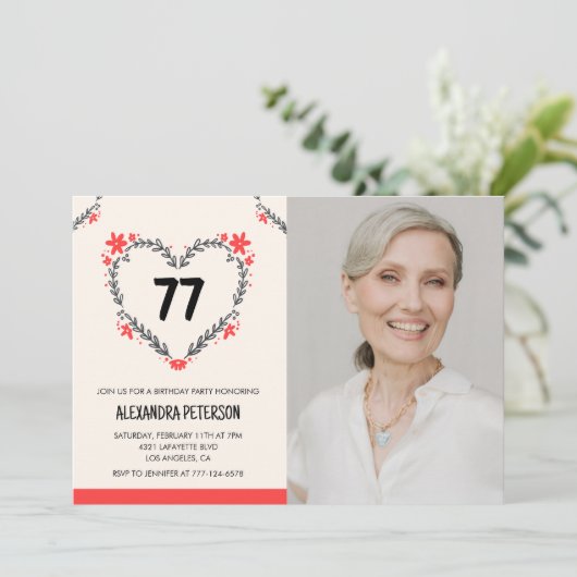 Elegant rood bloemenhart voor haar 77e verjaardag kaart (Staand voorkant)