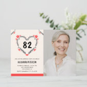 Elegant rood bloemenhart voor haar 82e verjaardag kaart (Staand voorkant)