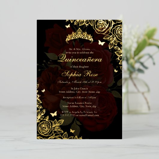 Elegant rood Bourgogne Goud Roos Quinceanera Folie Uitnodiging (Staand Voorkant)