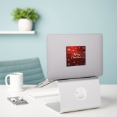 Elegant rood en goud vrolijk kerstontwerp sticker (Laptop op bureau)
