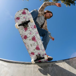Elegant rood en roze bloemenpatroon persoonlijk skateboard
