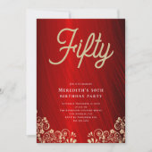 Elegant rood goud swirl 50e verjaardag partij kaart (Voorkant)