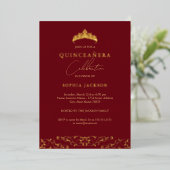 Elegant rood goud tiara script quinceanera folie uitnodiging (Staand Voorkant)