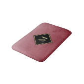 Elegant rood met eenvoudig goudmonogram badmat (Gekanteld)
