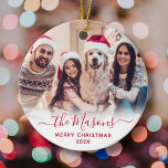 Elegant rood script familie foto vrolijk kerstfees keramisch ornament<br><div class="desc">Elegant modern rood handgeschreven script "familienaam" Vrolijk kerstfoto Ornament. Beschikt over een familiefoto,  kalligrafietekst "familienaam" in handgeschreven schrift,  met vrolijke kersttekst en jaarfoto-overlay (in rood en wit). Makkelijk te personaliseren. Fototip: snijd je foto in vierkante vorm voordat je hem uploadt.</div>