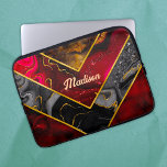 Elegant rood zwart goud meisjesachtig geometrisch laptop sleeve<br><div class="desc">Elegante rood zwart goud girly geometrische laptop sleeve. Om het extra speciaal te maken, is het ook monogram en gepersonaliseerd met naam of initialen of elke tekst die u wilt, klik op de link "verder aanpassen" en gebruik de ontwerptool om het ontwerp aan te passen als u wilt. Mooie, moderne...</div>