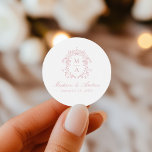 Elegant Roos Chinoiserie Crest Monogram Huwelijk Ronde Sticker<br><div class="desc">Verbeter uw huwelijksdetails met onze Elegant Roos Chinoiserie Monogram Crest trouwstickers. Met een mooie stoffige rozen roze barokke stijl kam rond het monogram van het paar, deze stickers tonen namen in klassieke stoffige rozen roze kalligrafie met de trouwdatum hieronder. Perfect voor het verzegelen van enveloppen, het versieren van feestgunsten en...</div>