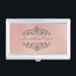 Elegant Roos Gold Brushed Metal Monogram Script Visitekaarthouder<br><div class="desc">Een metalen houder voor metalen roos met gouden bergingsmiddelen,  geborsteld visitekaartje. De houder van het visitekaartje heeft een script monogram met een metallic roze achtergrond. Ontworpen voor jou door Blackberry Boulevard.</div>