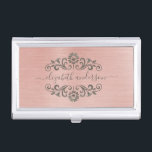 Elegant Roos Gold Brushed Metal Monogram Script Visitekaarthouder<br><div class="desc">Een metalen houder voor metalen roos met gouden bergingsmiddelen,  geborsteld visitekaartje. De houder van het visitekaartje heeft een script monogram met een metallic roze achtergrond. Ontworpen voor jou door Blackberry Boulevard.</div>