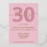 Elegant Roos Gold Foil 30th Birthday Invitation Folie Uitnodiging<br><div class="desc">Elegant Roos Gold Foil 30th Birthday Invitation. Minimalistisch ontwerp voor de sjabloon van de 30e verjaardagsuitnodiging met elegante kalligrafie met handgeschreven folide scriptlettertype en pastelroze achtergrond.</div>
