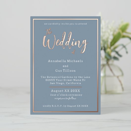 Elegant Roos Gold Foil op Dusty Blue Wedding Folie Uitnodiging (Staand Voorkant)