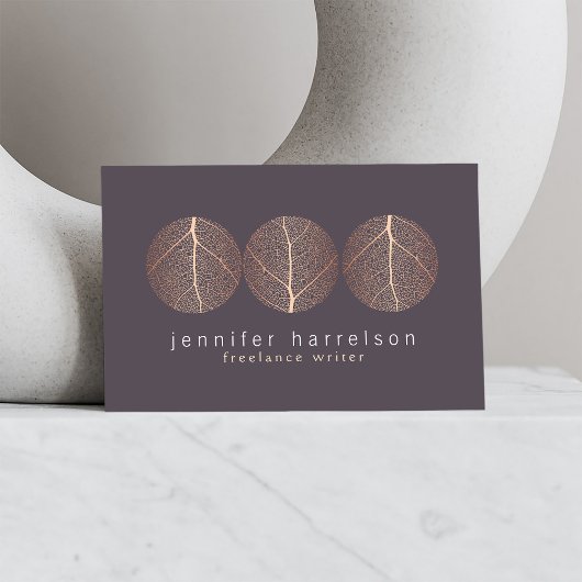Elegant Roos Gold Leaf Trio Logo op Dark Visitekaartje