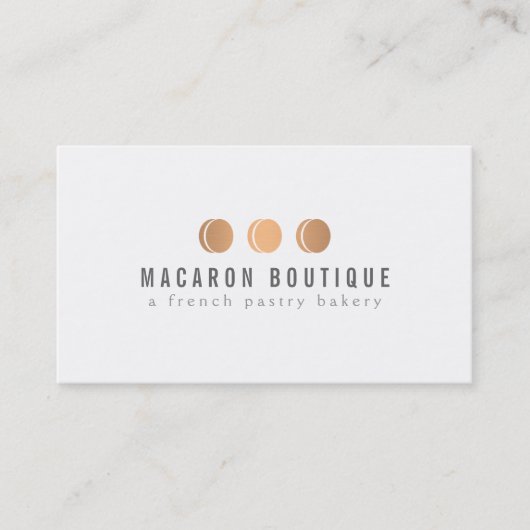 Elegant Roos Gold Macaron Trio Logo op Wit Visitekaartje (Voorkant)