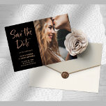 Elegant Roos Gold op zwart | De foto bewaart de Da Aankondigingskaart<br><div class="desc">Deze ultramoderne, ongebreidelde foto sparen het date briefkaart kenmerkt een mengeling van trendy faux roos gouden handgeschreven manuscripttypografie en slab serif tekst op een zwarte achtergrond. Een elegante en eenvoudige aankondiging voor je aanstaande bruiloft! U kunt één foto aan de voorzijde, en dan een andere volledig-aftapfoto op de rug toevoegen...</div>