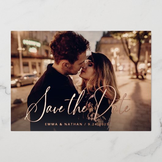 Elegant Roos Gold Script | Foto De datum opslaan Folie Uitnodiging (Voorkant)