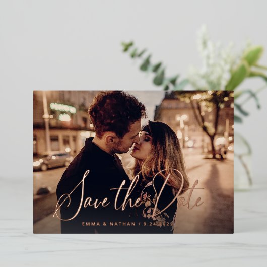 Elegant Roos Gold Script | Foto De datum opslaan Folie Uitnodiging (Staand Voorkant)