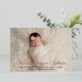 Elegant Roos Gold Script Foto geboorteaankondiging Folie Uitnodiging (Staand Voorkant)