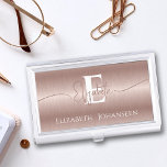 Elegant Roos Goud Geborsteld Metaal Meisje Monogra Visitekaarthouder<br><div class="desc">Verhoog uw professionele afbeelding met onze Elegant Roos Gold Brushed Metal Girly Monogrammed Business Card Case! Maak een blijvende indruk met een vleugje verfijning inclusief uw monogram elegant weergegeven in wit op een rozen gouden geborsteld metalen hoesje. Het onderste citaat voegt een extra inspiratielaag toe. Laat uw unieke stijl zien...</div>