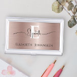 Elegant Roos Goud Geborsteld Metalen Script Monogr Visitekaarthouder<br><div class="desc">Houd uw visitekaartjes in stijl georganiseerd met onze Elegant Roos Gold Brushed Metal Script Monogrammed Business Card Case! Gemaakt met een luxe rozen gouden geborstelde metaaltextuur, voegt dit verfijnde hoesje een vleugje elegantie toe aan uw professionele accessoires. Personaliseer uw monogram in vetgedrukte witte tekst en creëer een opvallend brandpunt dat...</div>
