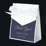 Elegant Roos Goud Navy Blauw Bruiloft Favor Box Bedankdoosjes<br><div class="desc">Stijl: Tent met Lint Favor Box Favor dozen zijn zo uniek als uw gasten. Perfect voor bruiloften, verjaardagen, zakelijke evenementen en meer! Afmetingen: 7, 6 cm b x 3, 8 cm l x 8, 2 cm h Full colour afdrukken op hoge kwaliteit kaart stock Schepen plat, een eenvoudige montage vereist...</div>